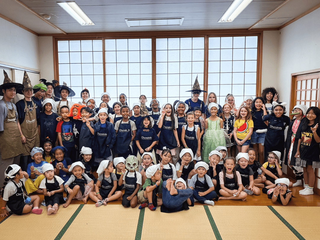 ハロウィンプレートを持って記念撮影する子どもたちと保護者