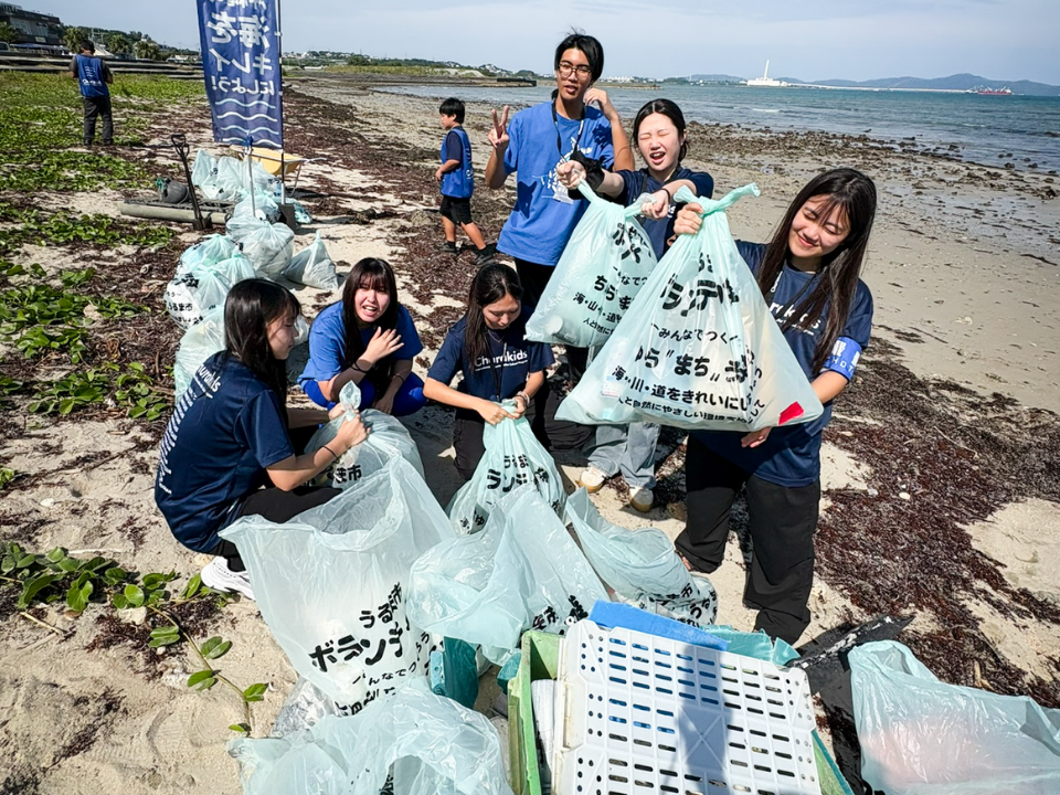 分類されたごみ袋と主な漂着物のイメージ