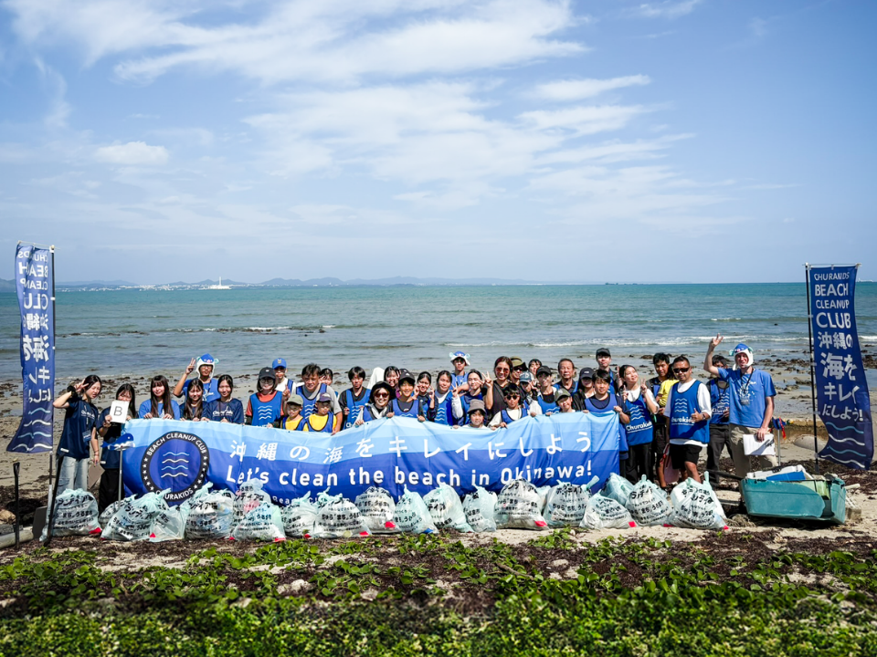 運営チームと参加者が並ぶ集合写真のイメージ