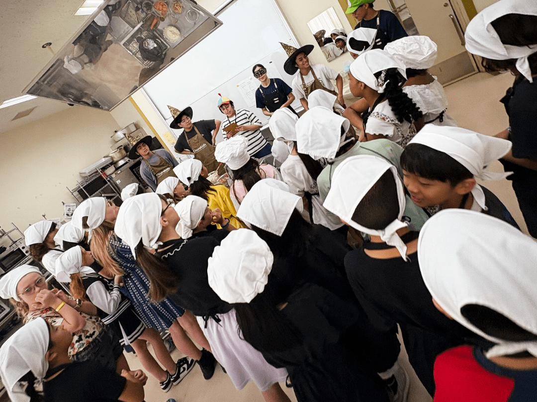 先生が英語でレシピ説明をしている場面