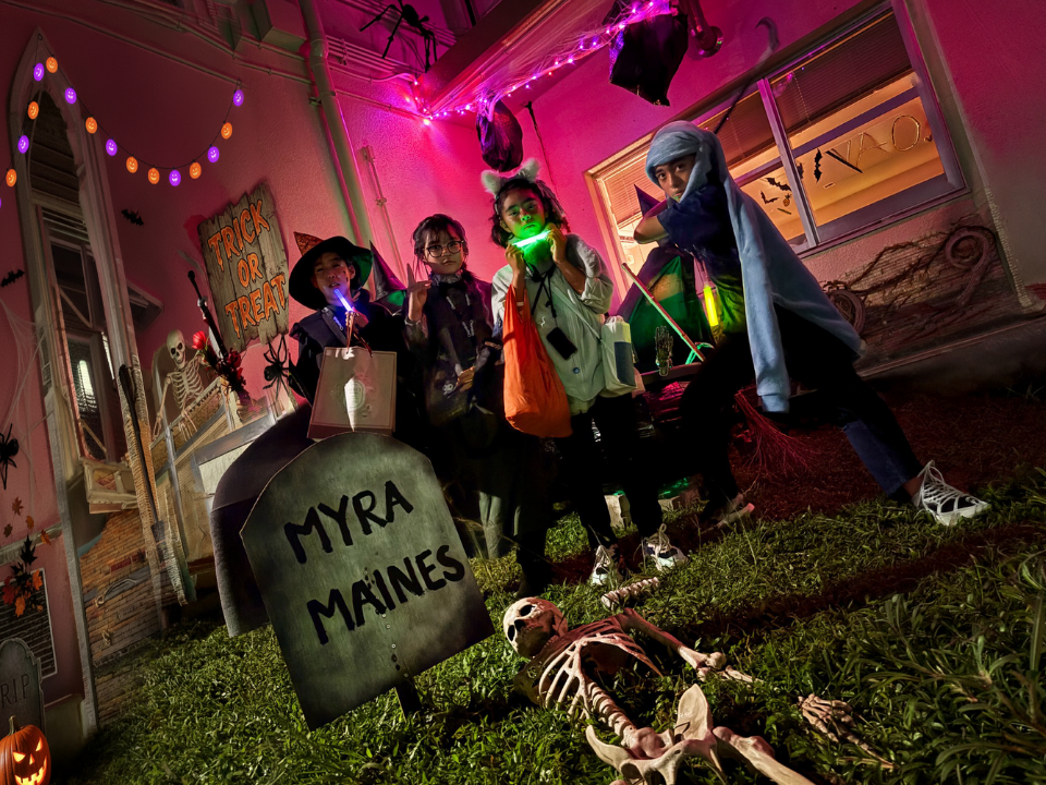 玄関先で英語を使いながらお菓子を受け取る様子