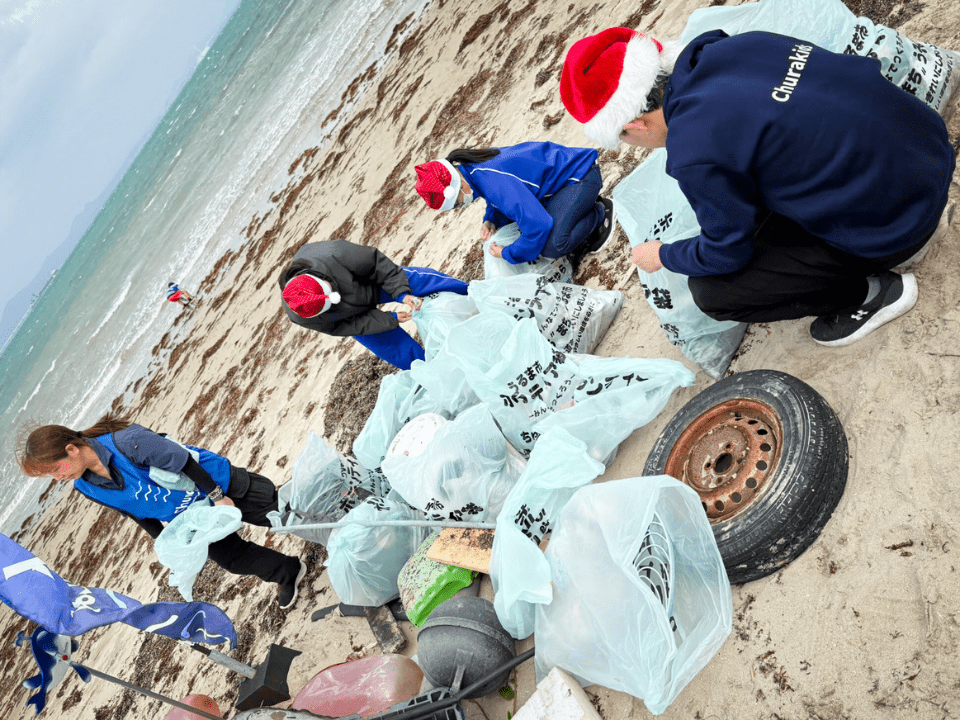 回収された30袋のゴミ袋が並べられている様子