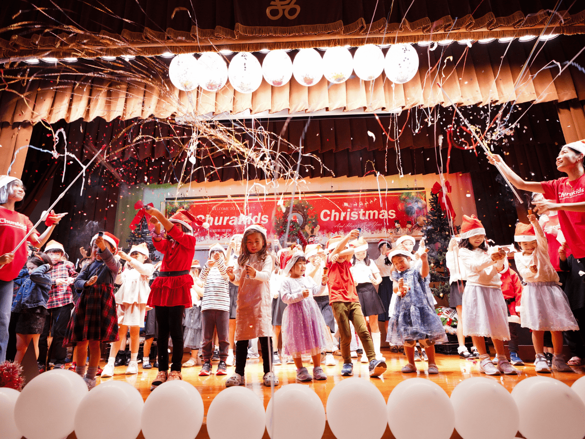 会場全体でオープニングダンスを楽しむ様子