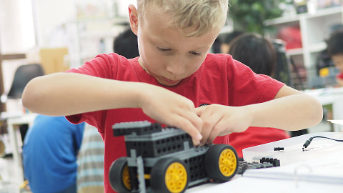 ロボットを組み立てる様子