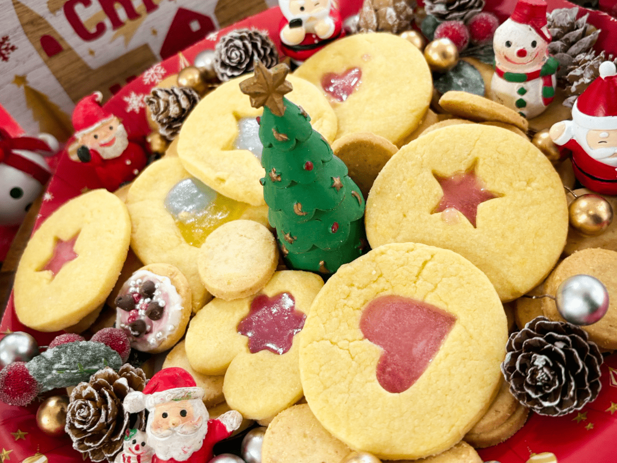 焼き上がったジュエルクッキーを光に透かして見ている様子