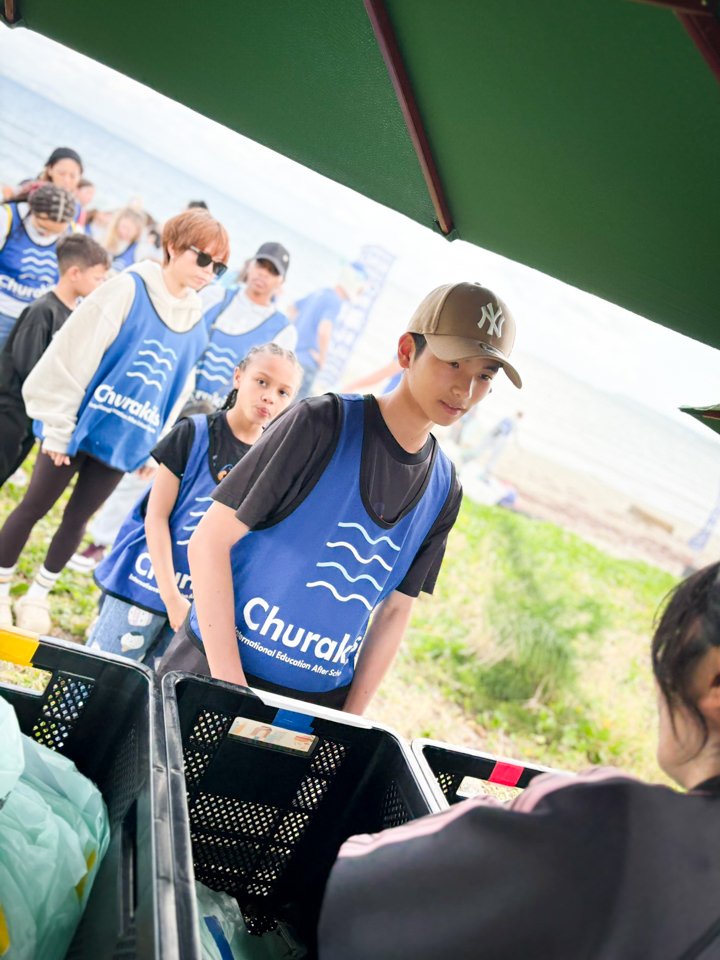 活動道具を準備するChurakidsベストの子どもたち