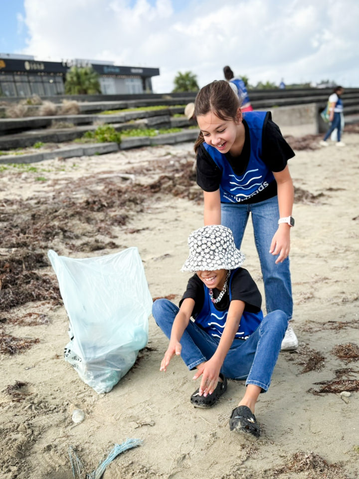 砂浜に漂着していたカツオノカンムリを発見した親子の様子
