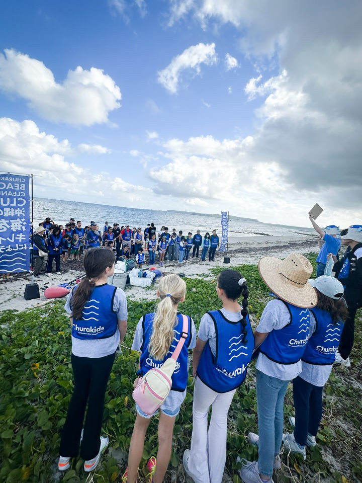 ステージ前に集まり活動を見守る参加者の家族たち